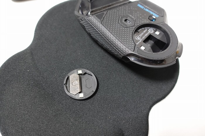 ゲーミングマウスは重さを調整できる(裏側)