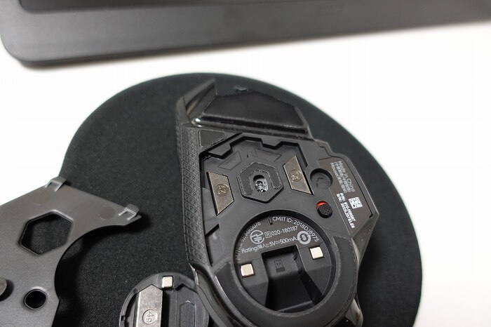 ゲーミングマウスは重さを調整できる(裏側の真ん中)